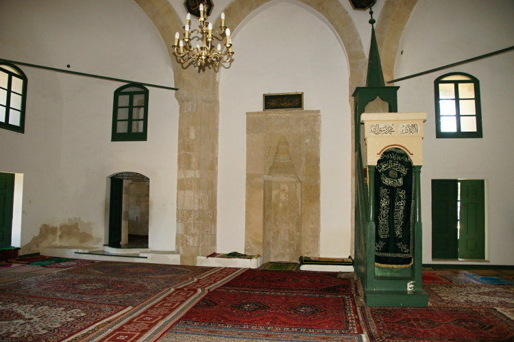 interiéru mešity dominuje minbar a mihráb